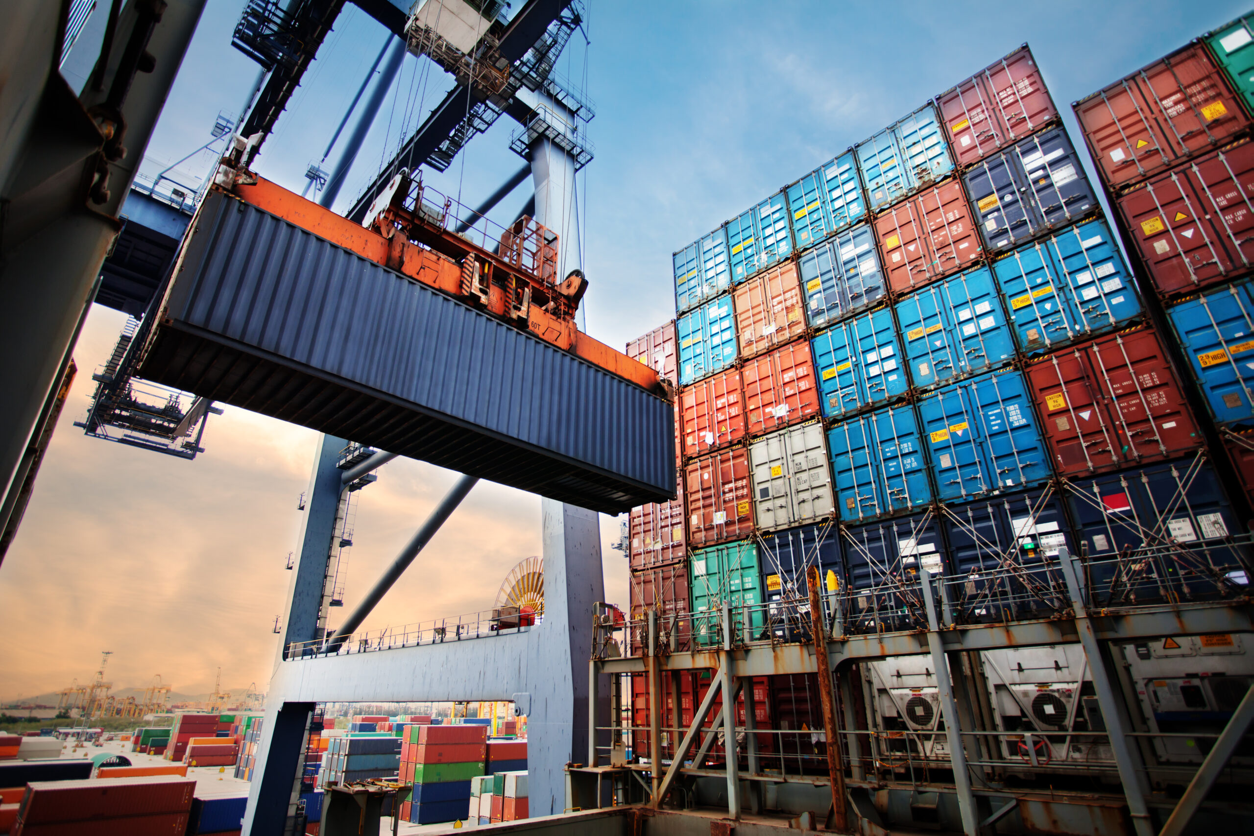 Container port and gantry cranes, illustrating SOC container arrangement